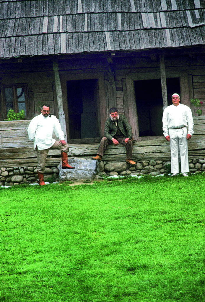 Gerhard Lenz, Jef Verheyen und Günther Uecker auf Reisen zum Geburtshaus des Künstlers Constantin Brâncuși, Hobița, Rumänien, 1983; Foto: Karl Prantl