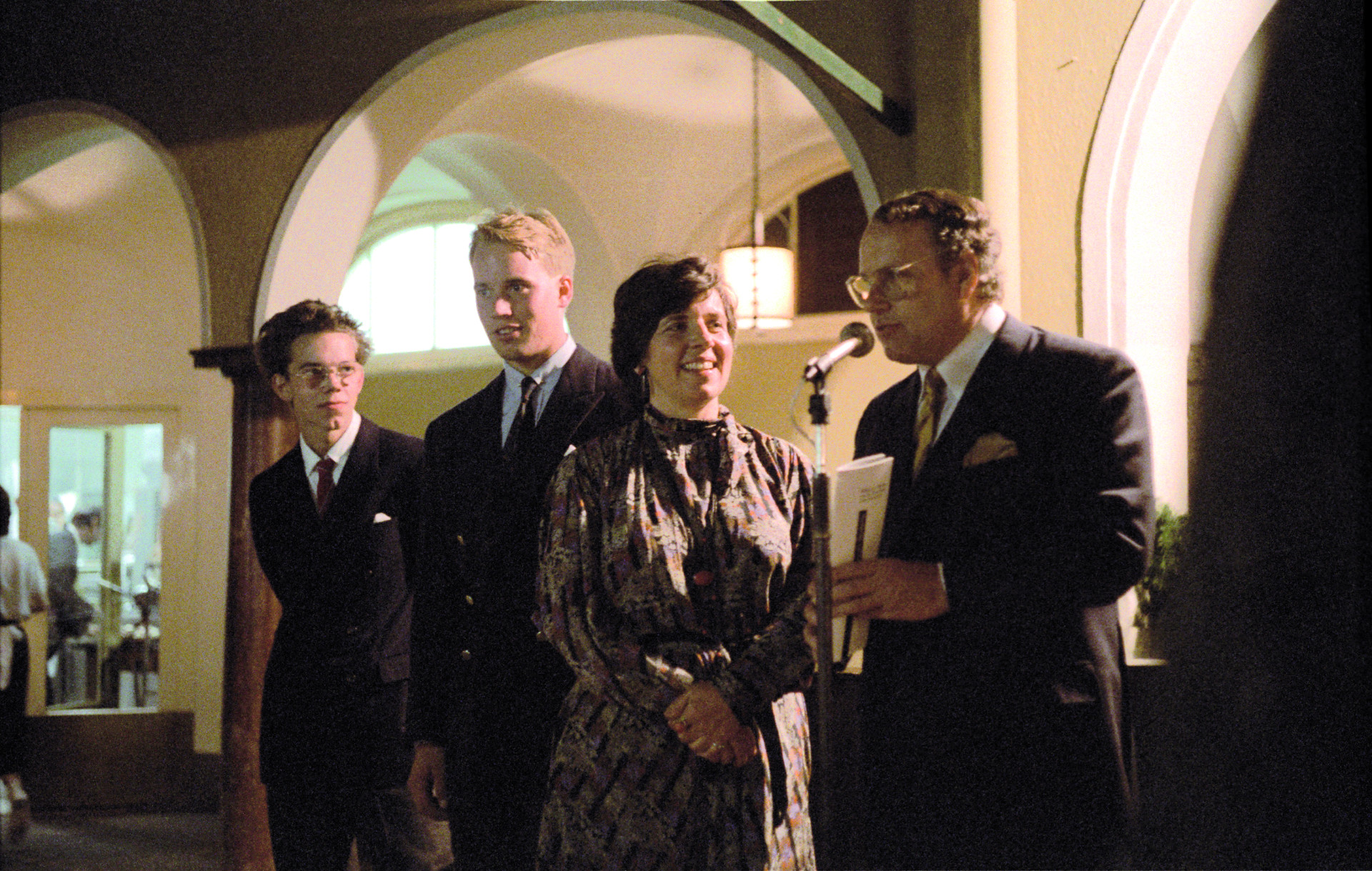 George, Alexander, Anna und Gerhard Lenz bei der Eröffnung der Ausstellung im Museum Carolino Augusteum, Salzburg, 1985Foto: Archiv Lenz Schönberg