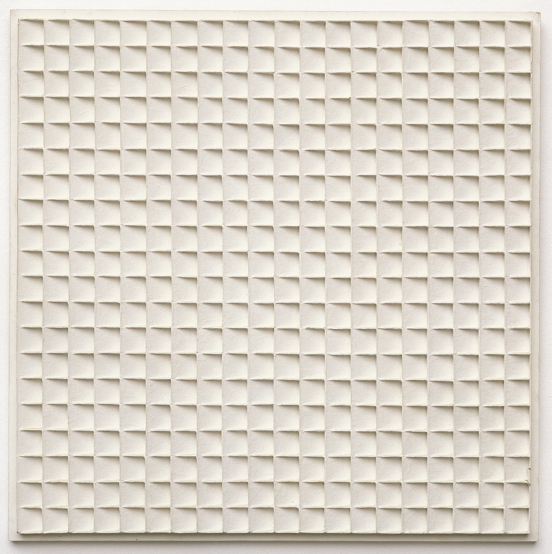 Jan J. Schoonhoven, Relief 70-12, 1970, Weißpigment und Papiermaché auf Holz, 104 x 104 cmFoto: Philipp Schönborn, München