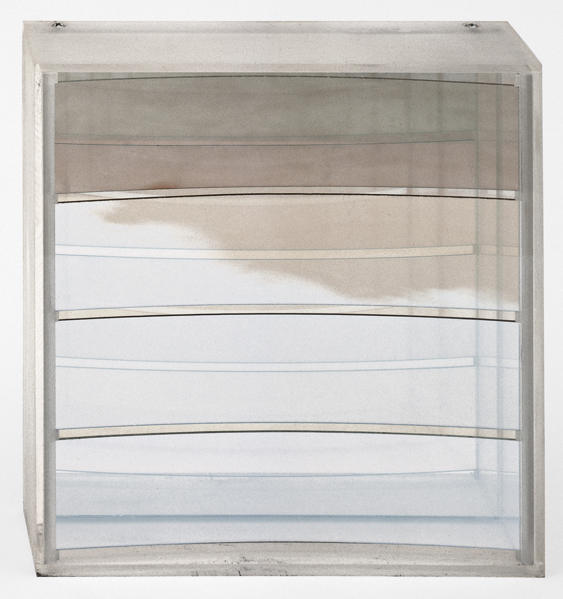 Adolf Luther, Sphärisches Hohlspiegelobjekt, 1971, Multiple, unlimitierte Auflage Hohlspiegel, halbtransparent, streifenförmig, konkav, Flachspiegel, Holzplatte, 26 x 26 x 7,3 cmFoto: Michael Wessely, München