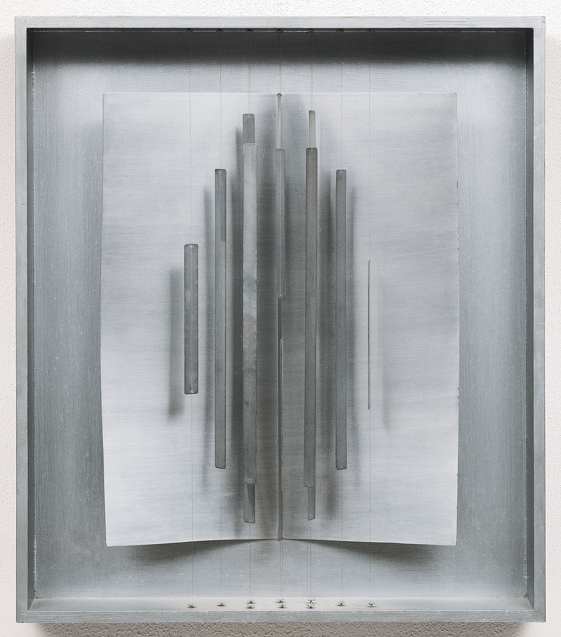 Hermann Goepfert, Ohne Titel (Kinetischer Reflektor), 1968, Holzkasten, Aluminiumplatten, Aluminiumlamellen, Nylonfäden, 80 x 70 x 8 cm;Foto: Archiv Lenz Schönberg