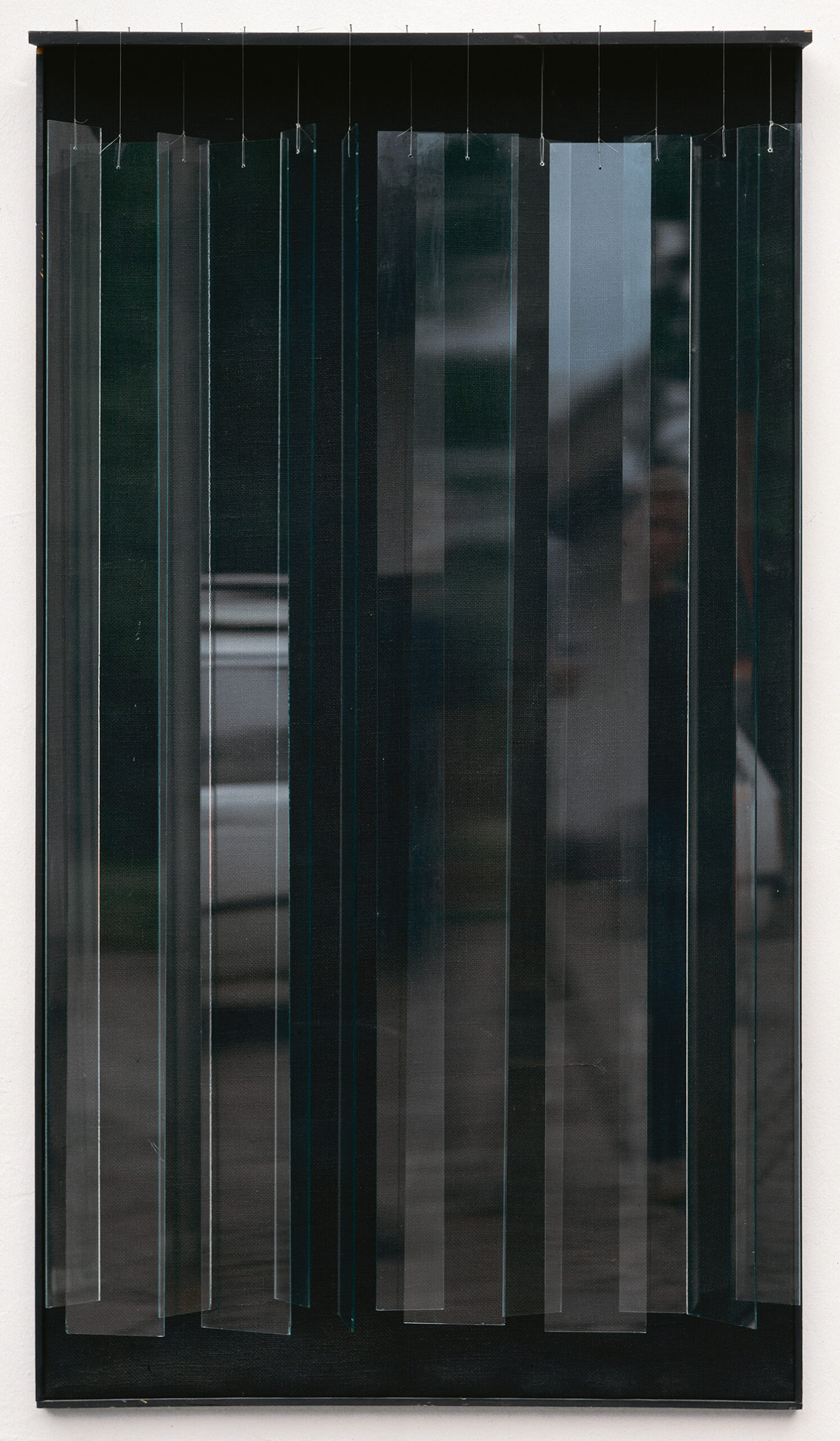 Christian Megert, Ohne Titel. Glashängung No. 2 (Windharfe), 1961, Fensterglas, Holz, Nylonfäden, Rupfen, 165 x 92 x 12 cm | © Bildrecht, Wien 2024Foto: Philipp Schönborn, München