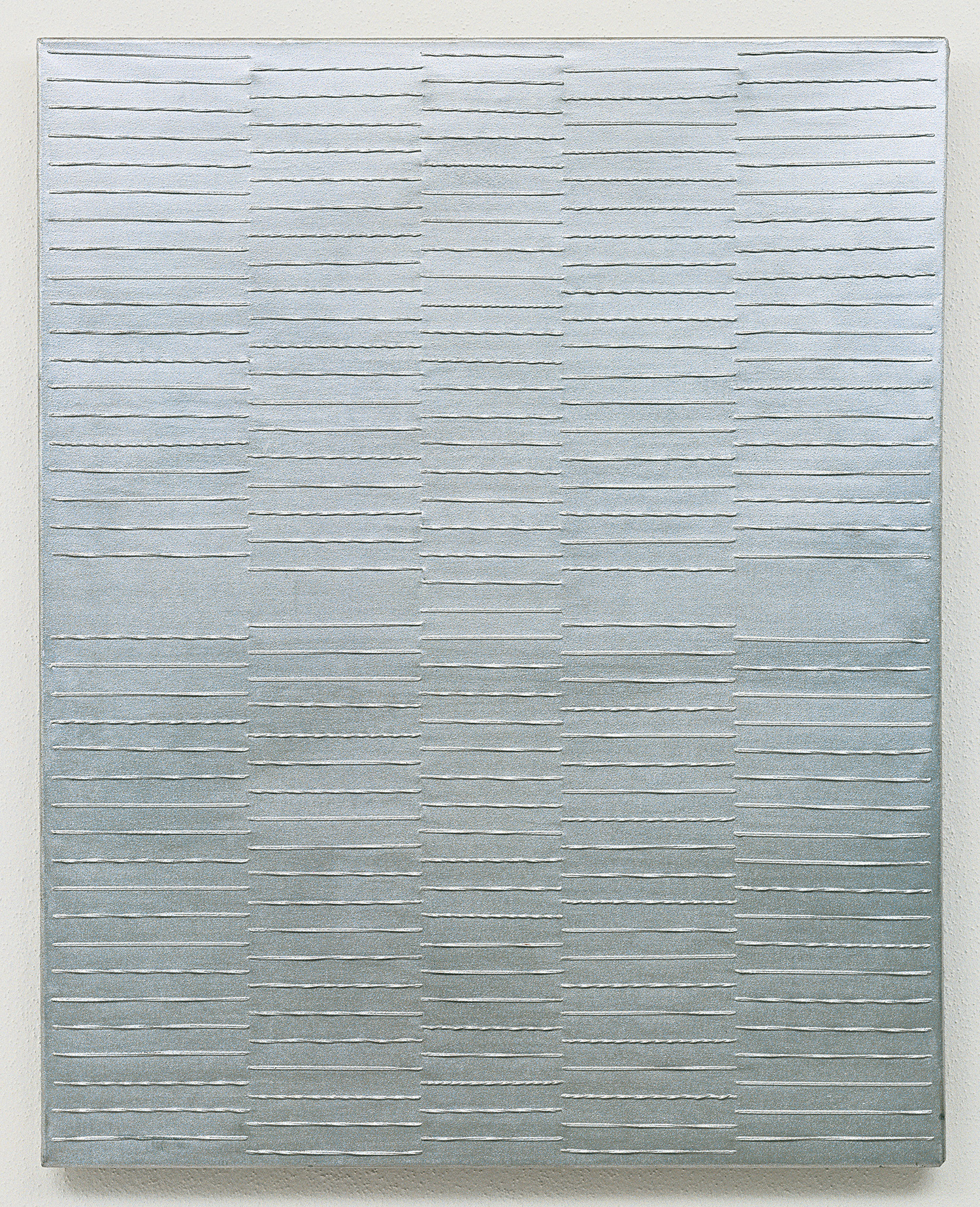 Walter Leblanc, Twisted Strings, 1959/60, Silberpigment, Baumwollfäden auf Leinwand, 81 x 65 cmFoto: Philipp Schönborn, München