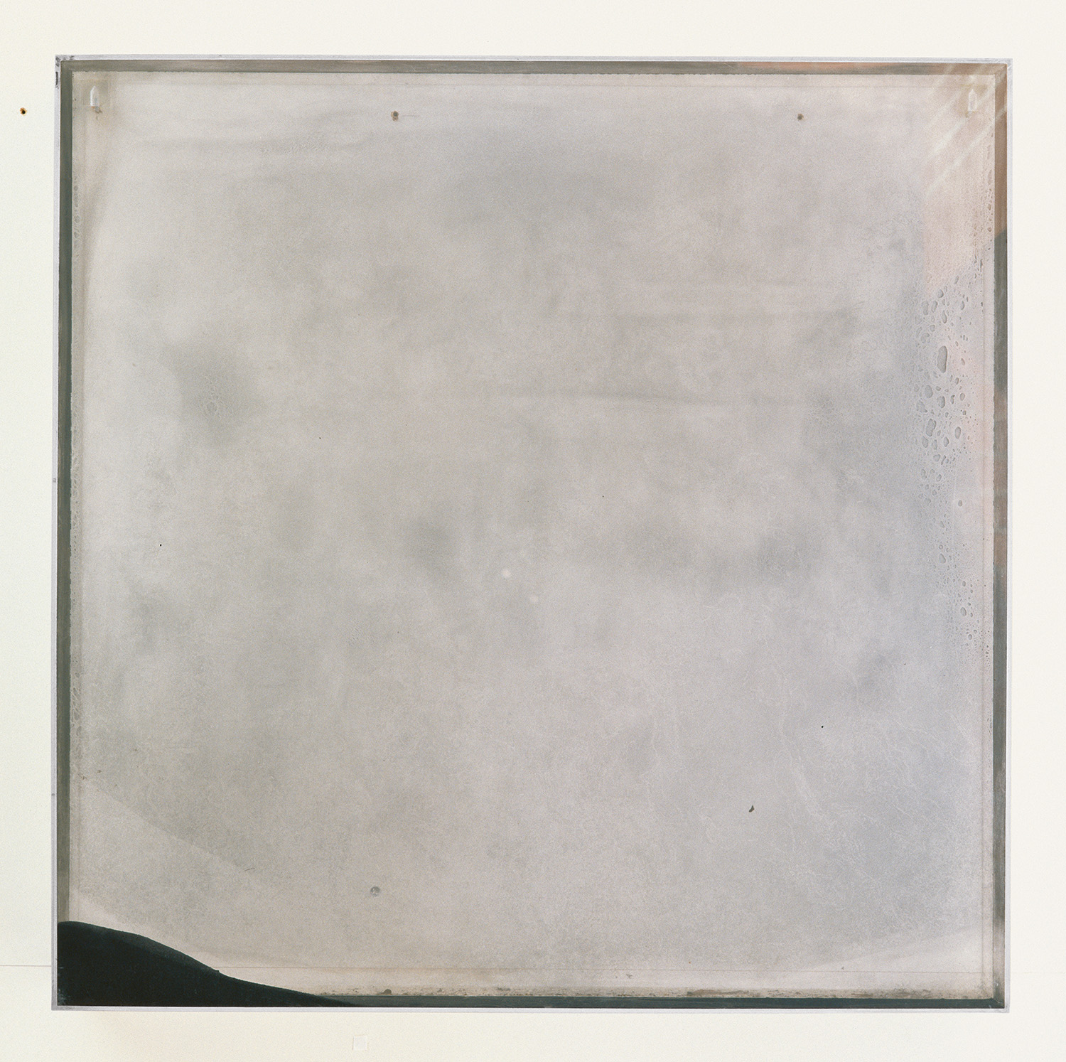 Erich Reusch, Elektrostatisches Objekt, doppelwandig, 1969, Plexiglas, Pigment, statische Elektrizität, 100 x 100 x 10 cmFoto: Philipp Schönborn, München