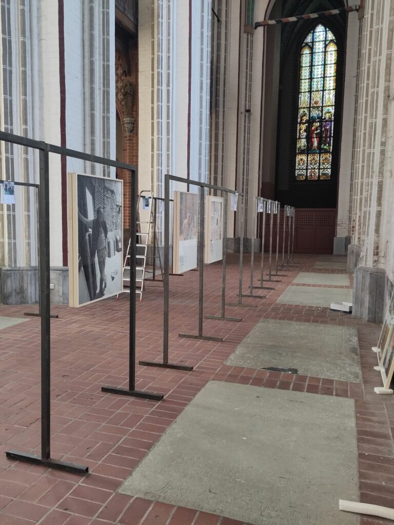 2023 Ausstellungsansichten „Über die Schulter geblickt. Günther Uecker bei der Arbeit.Fotos von Anna Lenz“, Schweriner Dom