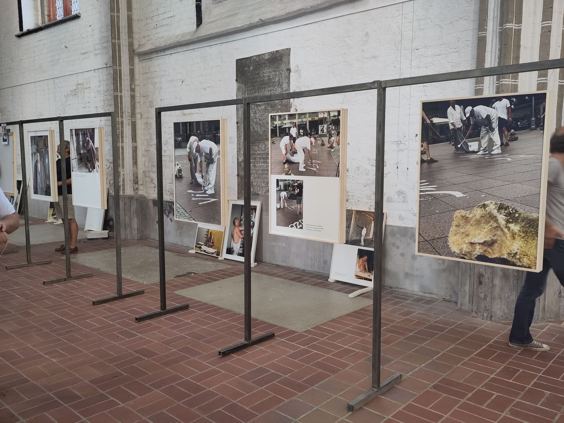 2023 Ausstellungsansichten „Über die Schulter geblickt. Günther Uecker bei der Arbeit.Fotos von Anna Lenz“, Schweriner Dom