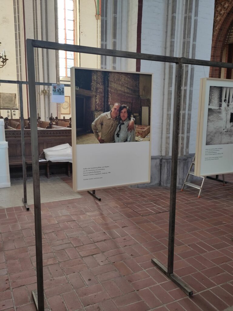 2023 Ausstellungsansichten „Über die Schulter geblickt. Günther Uecker bei der Arbeit.Fotos von Anna Lenz“, Schweriner Dom