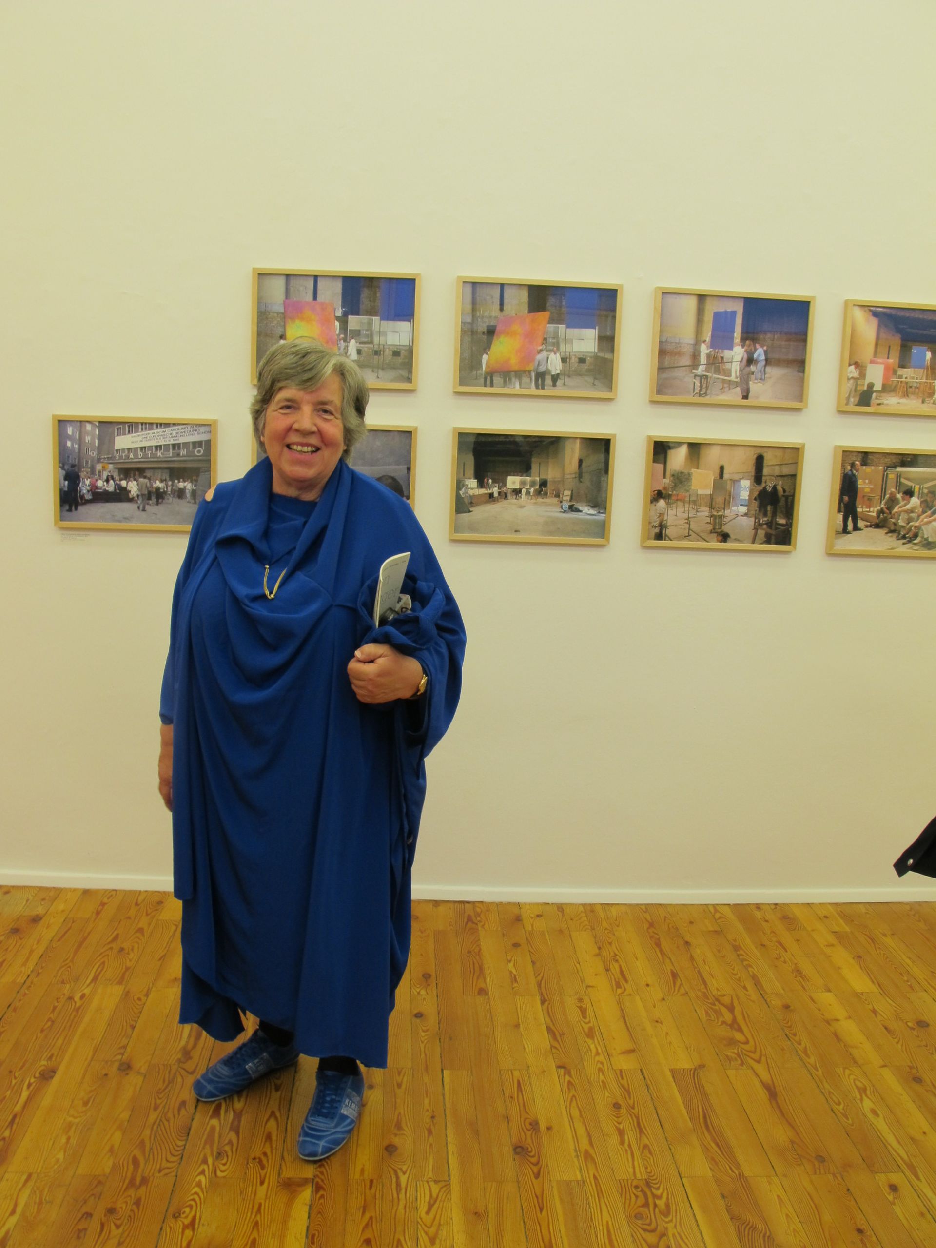 2012 Anna Lenz in ihrer Fotoausstellung, Galerie Ulysses, Wien